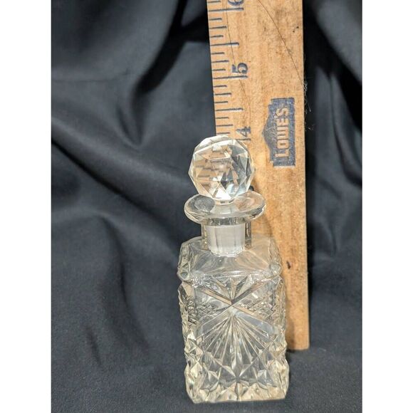 Vintage Cut Glass Perfume Bottle with Faceted Crystal Stopper – Ornate Vanity Dé - Picture 2 of 6